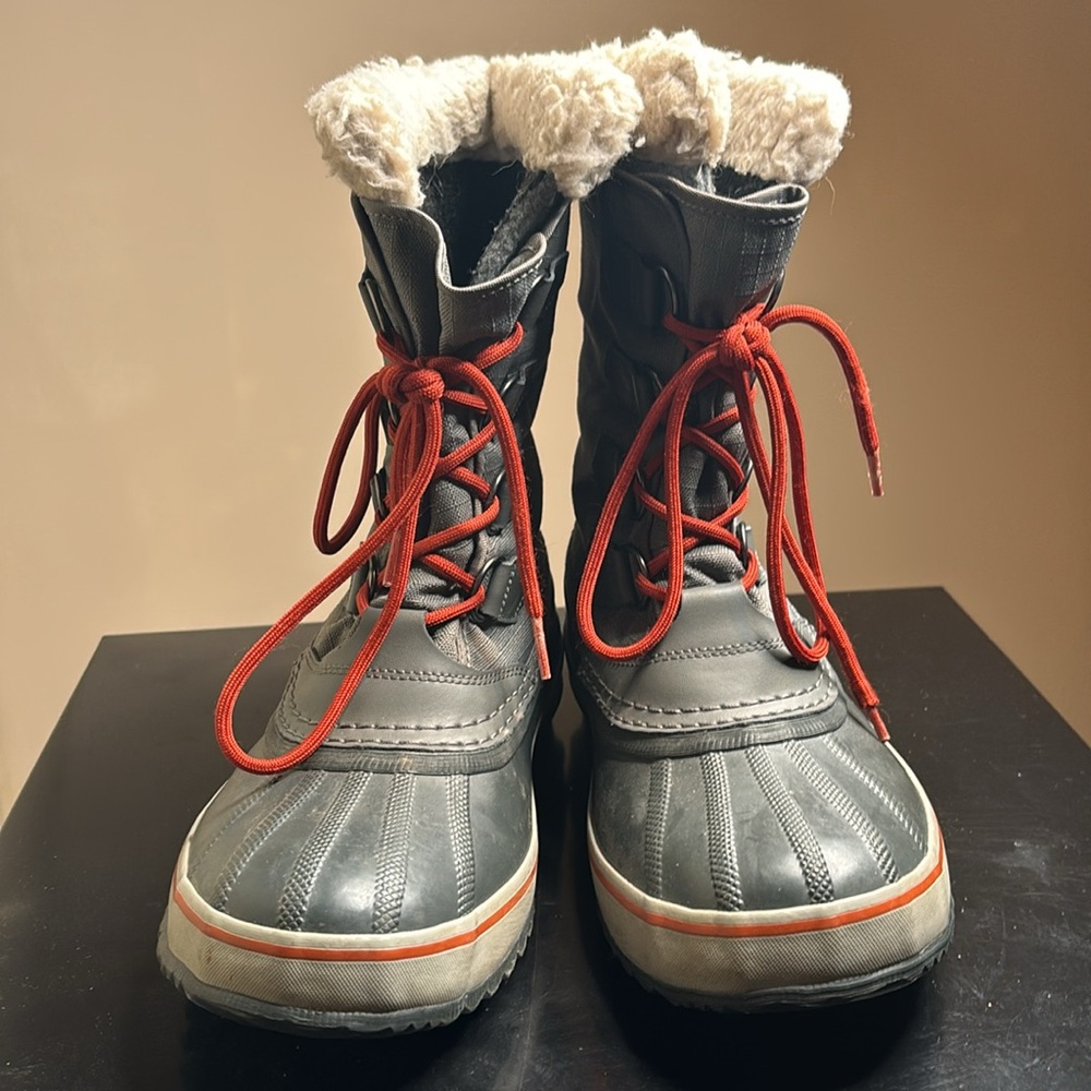 Sorel Men’s Size 7.5 gray and charcoal weatherproof boots.